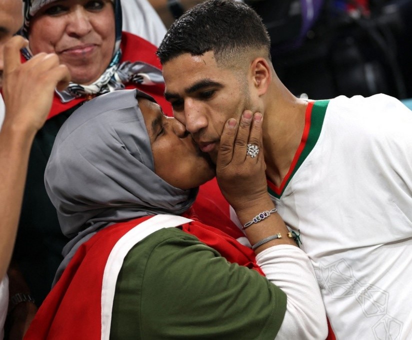 Best 7 Photos Of Top Football Players With Their Mothers.